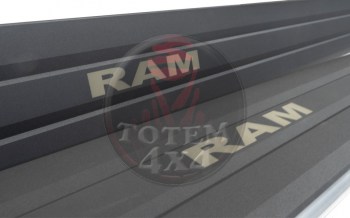 Estribos laterales electricos Dodge Ram 1500 doble cabina (2015-2018) 